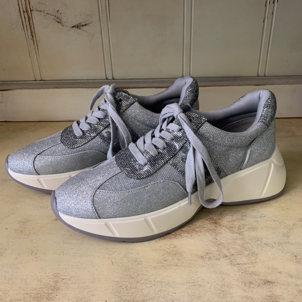 NEW- MIX NO 6 Nerissa Fashion Sneaker Women's Size 8.5 in Silver Metallic